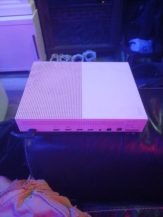 X BOX 0NE S 1 TB