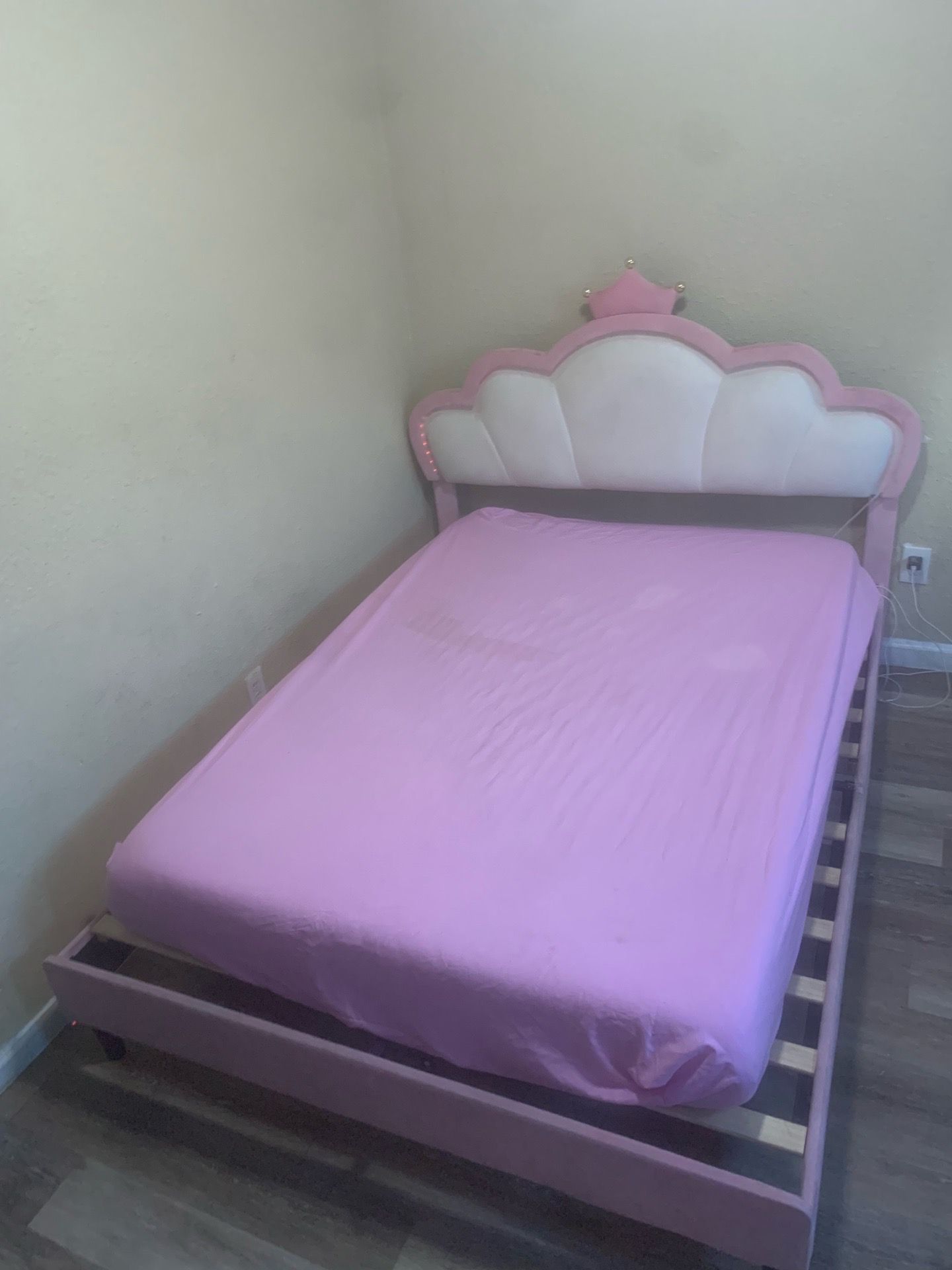Girl queen frame bed