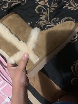 Brand new ;never worn ;authentic uggs kids size 2