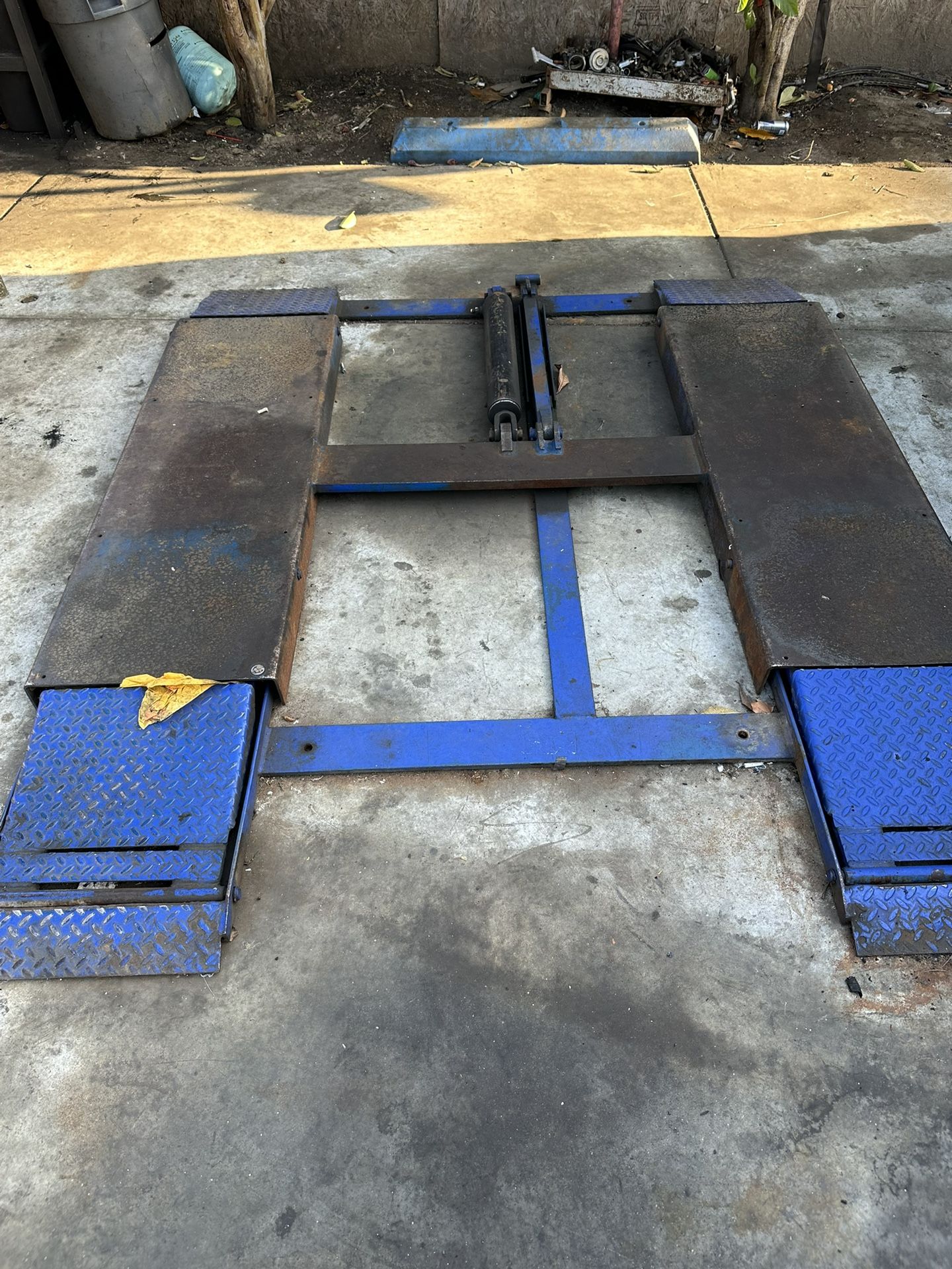 Lift Scissor Blue Bend