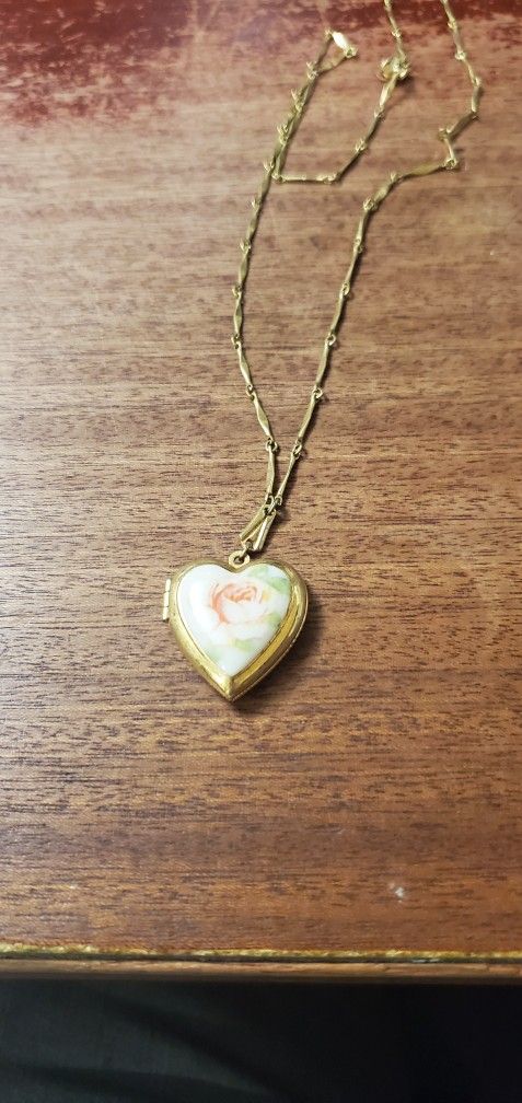 Avon Heart Photo Locket Necklace 