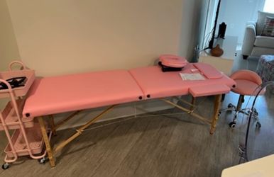 Massage table/ lashes table