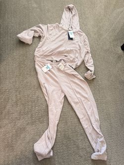Brand New Nike Women’s Matching Sweatsuit Set – Size Medium – $95 OBO