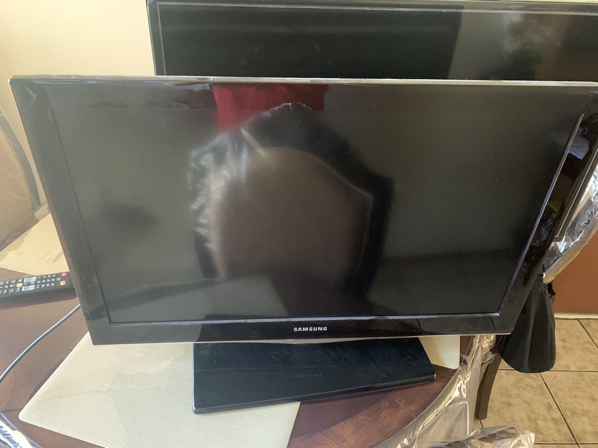 Samsung 32 LCD TV & 40 inch