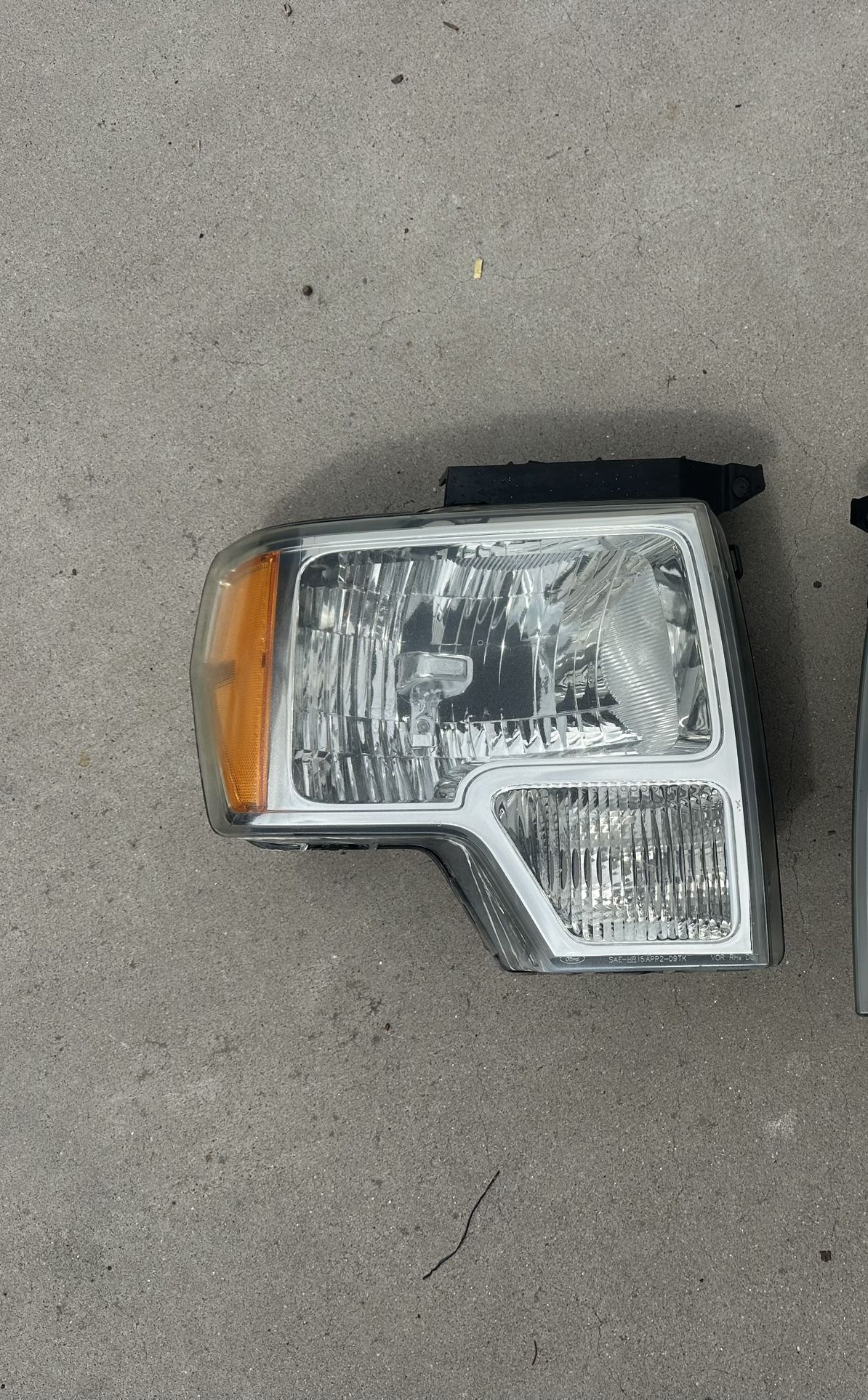 2009-2014 Ford F150 Headlight