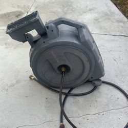 Garden Hose Retractable By Giraffe Tools In Very Good Condition 