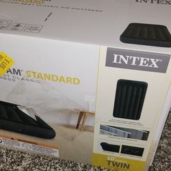 Inflatable Mattress With Internal Pump