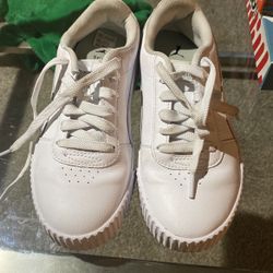 Girl’s Puma Tennis shoes Size 4.5
