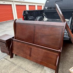 Alisdair Queen Sleigh Bed with 2 Nightstands