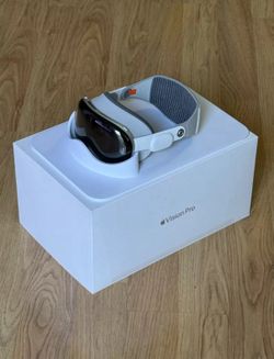 Apple Vision Pro 256gb with box and accessories