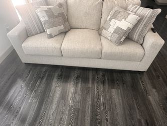 Modern One-Piece Couch – Purchased June 2025, Excellent Condition