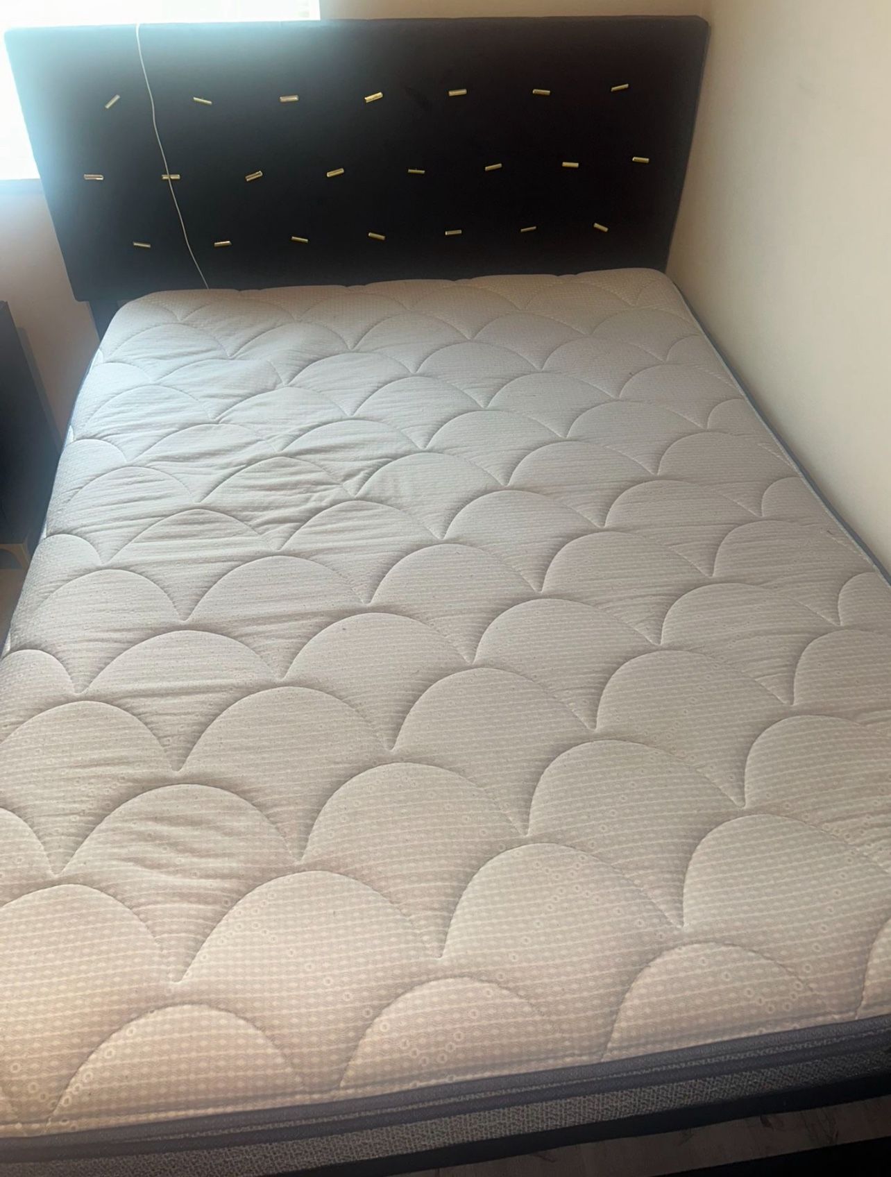 MOVING SALE: QUEEN BEDROOM SET + MATTRESS/BOXSPRING