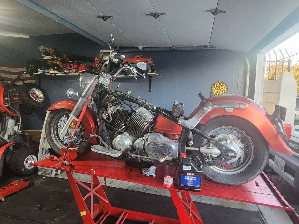 Motorcycle Mechanic. Mecanico