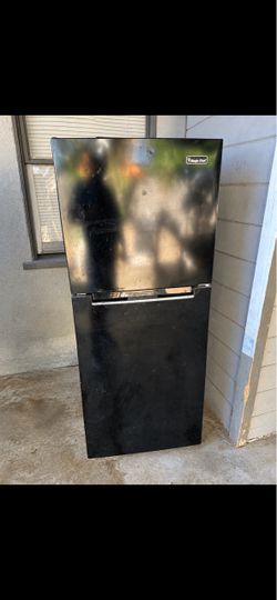 Magic Chef Black Top-Freezer Refrigerator