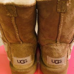 Ugg Girls Size 9 