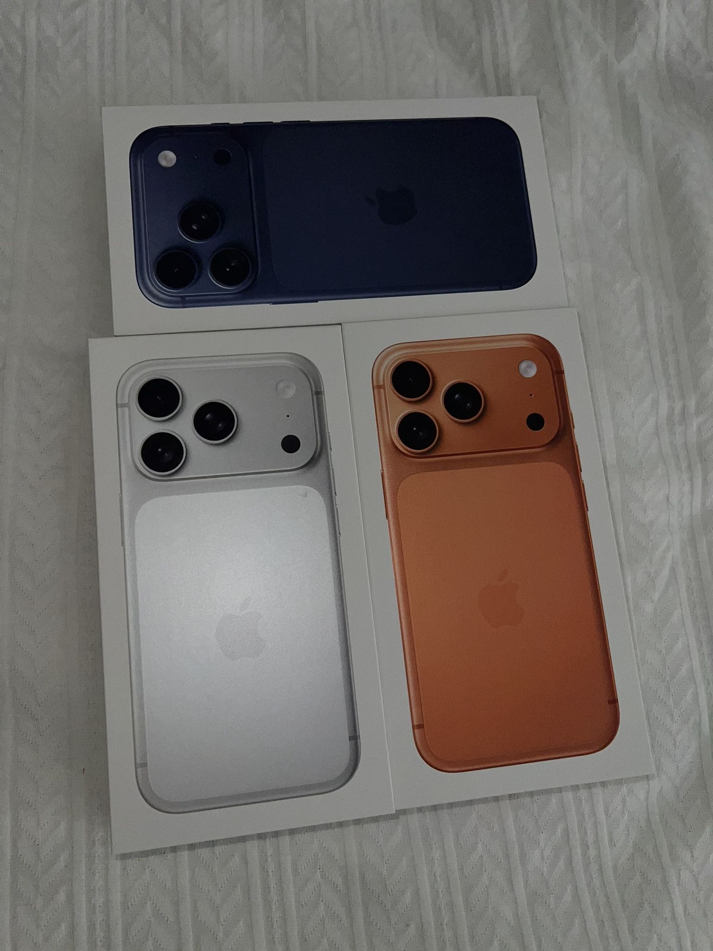 Unlock iphone 17 pro or 17 pro max new sealed I can come to you