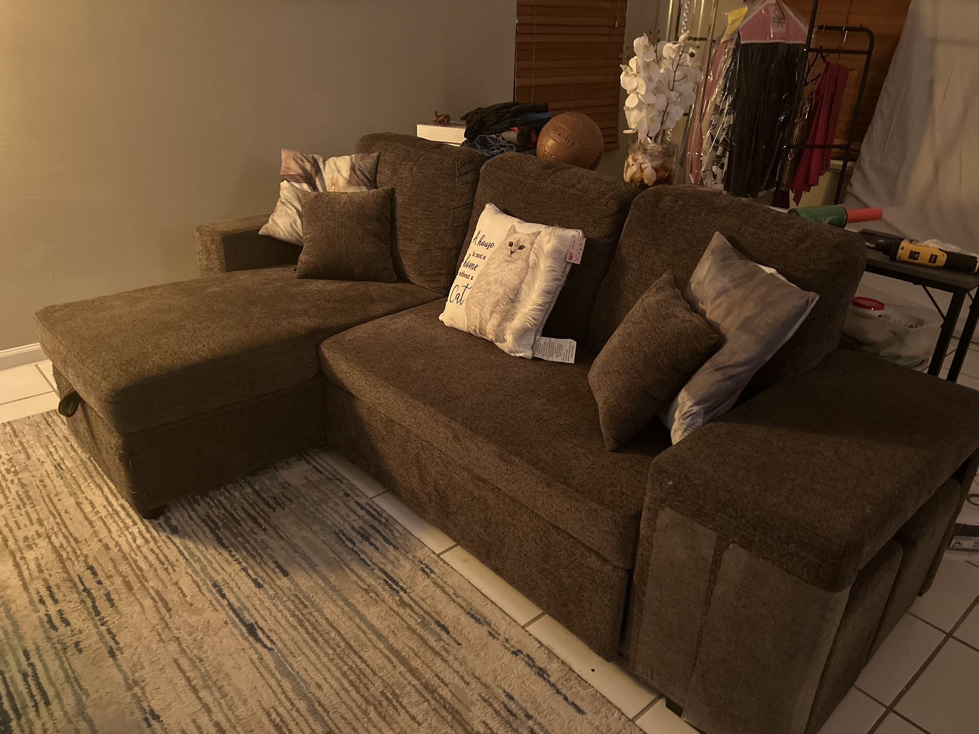 Kyla’ya 95” Upholstered Sleeper Sofa