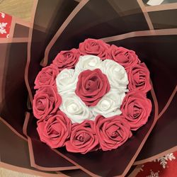 White and red ramo flowers