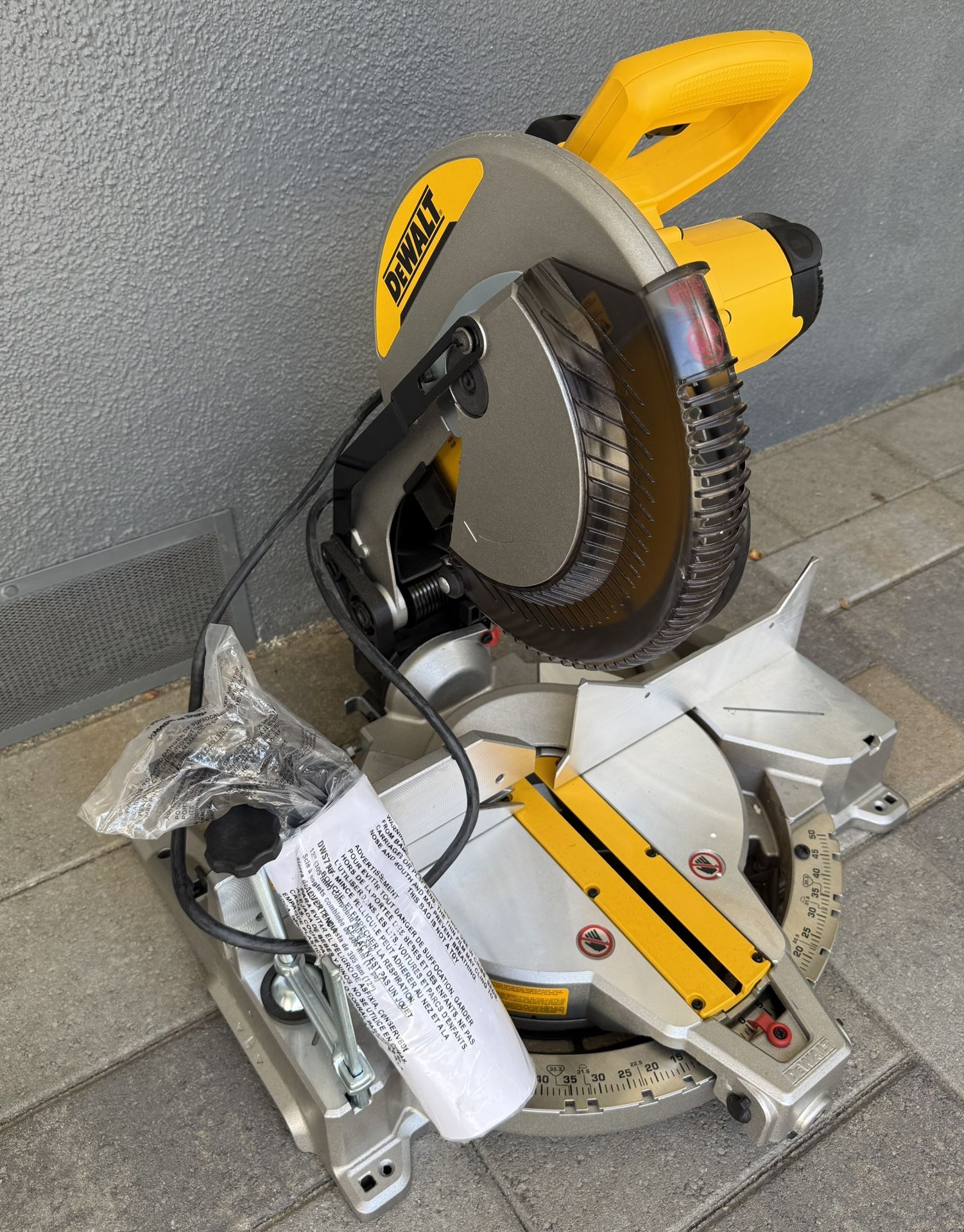 New, Dewalt DWS715 12in Single-Bevel Compound Miter Saw