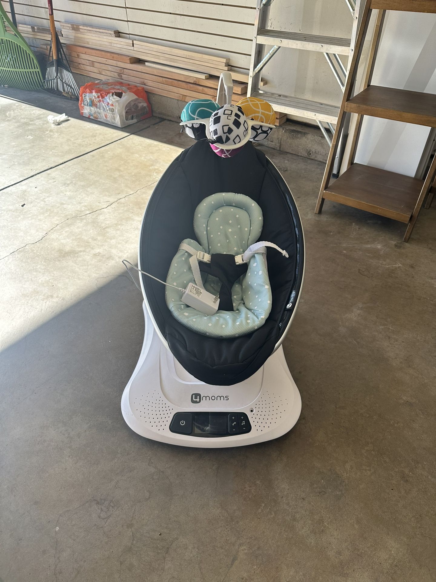 4 Mom Egg Baby Rocker 