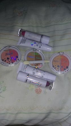 Makeup (2 tubes of Eye Primer,highlight,contour,blush, 1 makeup applier and 2 lipsticks)