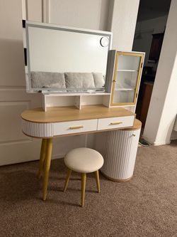 Makeup vanity