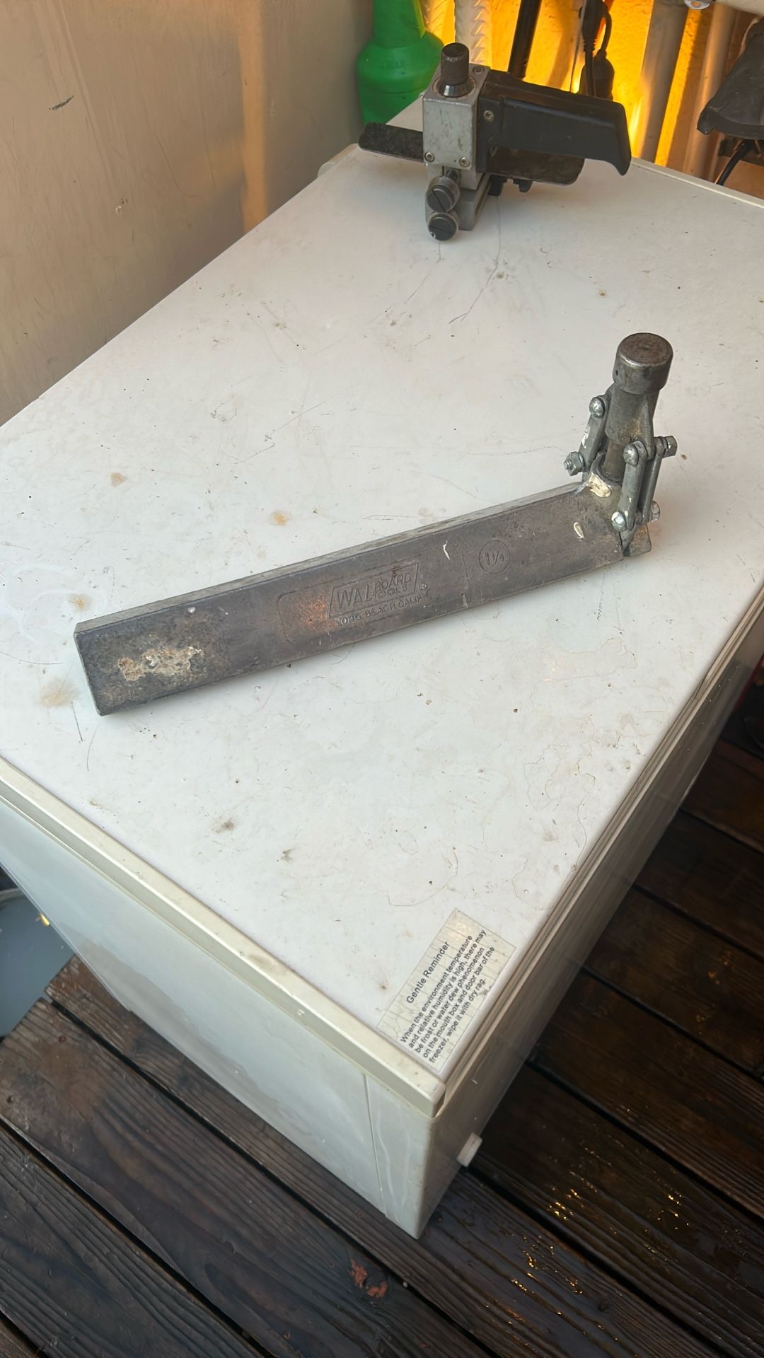 Corner Bead, Toll