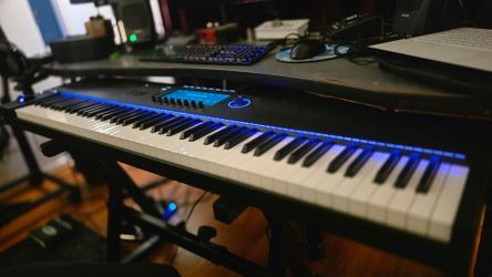 *NEED GONE* Native Instruments Komplete Kontrol s88 MK3 Midi Keyboard