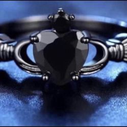 Claddagh Black Sapphire Ring 