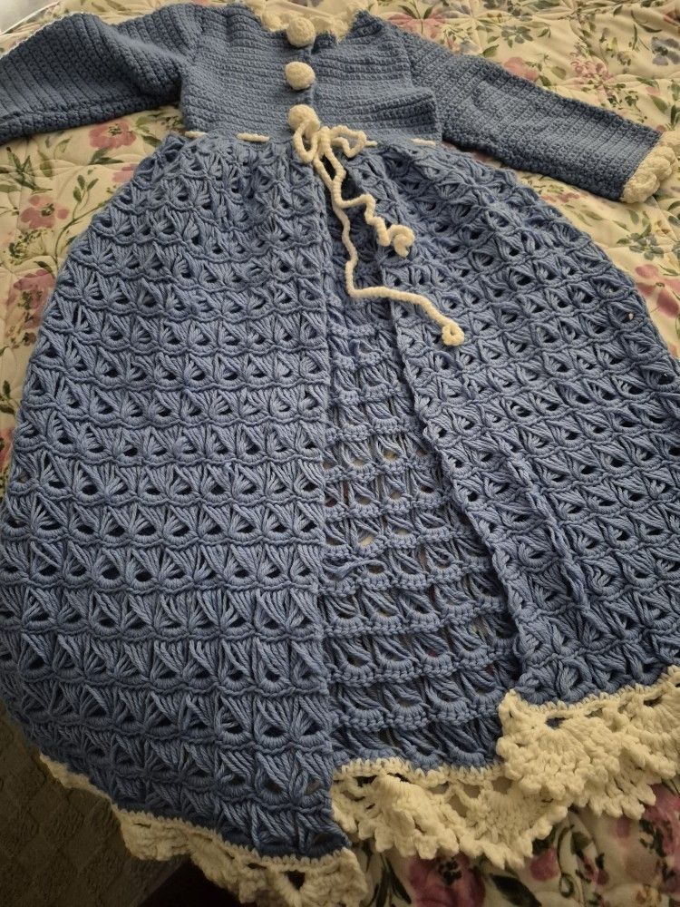 VINTAGE 1977 HAND CROCHETED LITTLE GIRLS BATHROBE