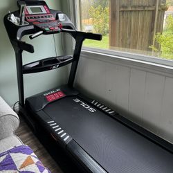 Sole F63 Treadmill with floormat and heart rate strap