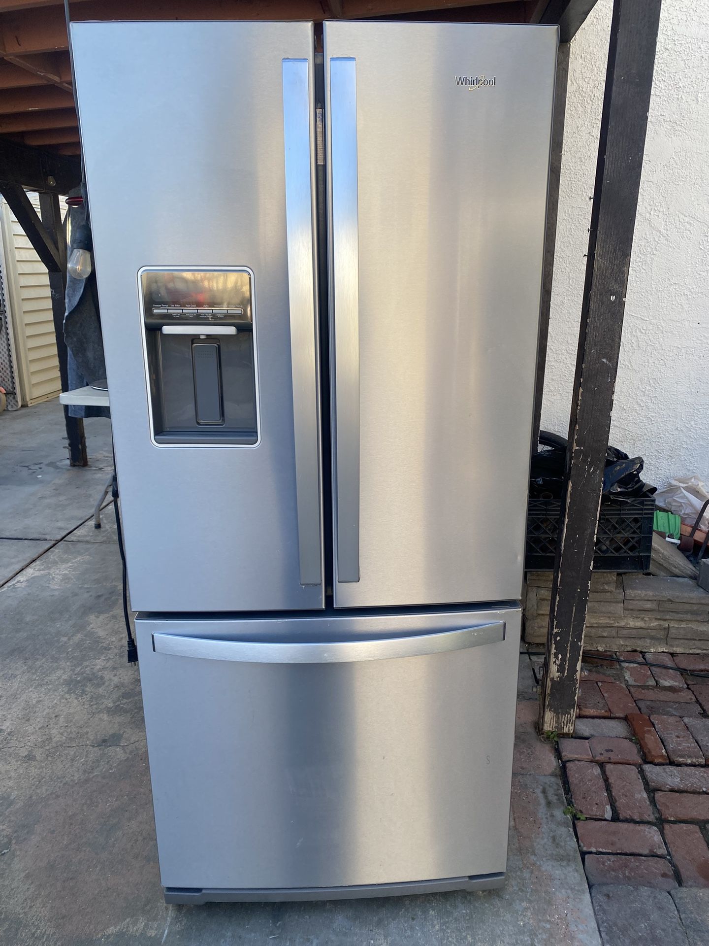 Whirlpool refrigerator French doors bottom freezer in good working conditions