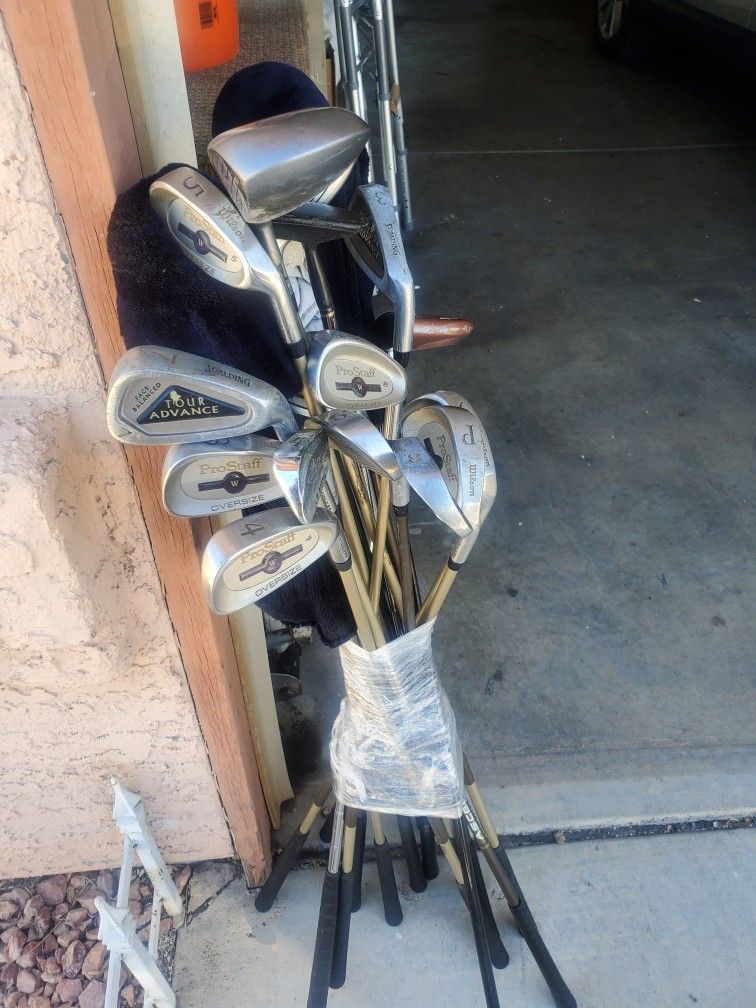 19 Golf ⛳️ Clubs From ...Wilson's..Spalding...pro Staff And More All For $125 I Will Even Throw In The Big Mamba Golf ⛳️ Club Worth $60 Used