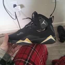 Jordan True Flight
Black Metallic Gold White (GS)