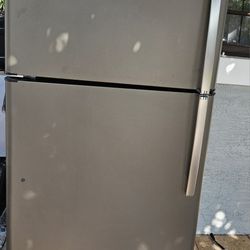 General Electric Refrigerator In Working Condition For Garage $320
