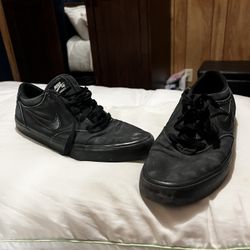 Black Nike Shoes