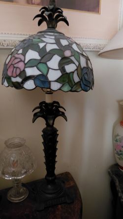 Tiffany style table lamp.