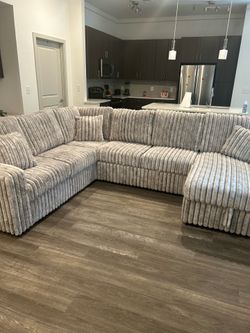 Modern Gray Modular Sectional Sofa with Storage & USB Charging – Excellent Condition
