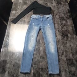 Black Crop Top NoThe Shoulder Look With Blue Jeans