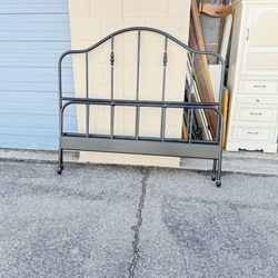 😍BEAUTIFUL QUEEN SIZE METAL BED FRAME IN BLACK COLOR😍