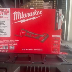 Milwaukee M18 18V Lithium-Ion Cordless Oscillating Multi-Tool Kit with one 1.5 Ah Battery & Charger