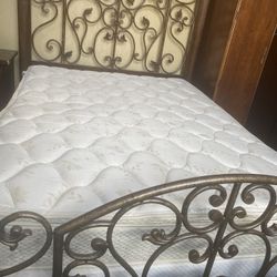 queen iron and wood bedroom set read description