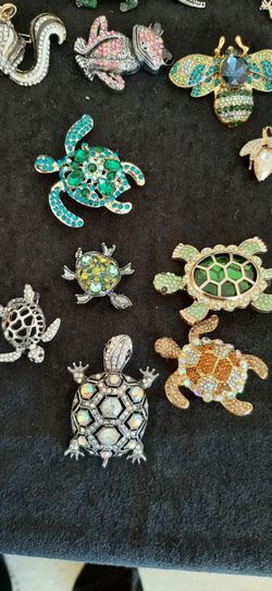 Sparkly turtle-shaped brooches