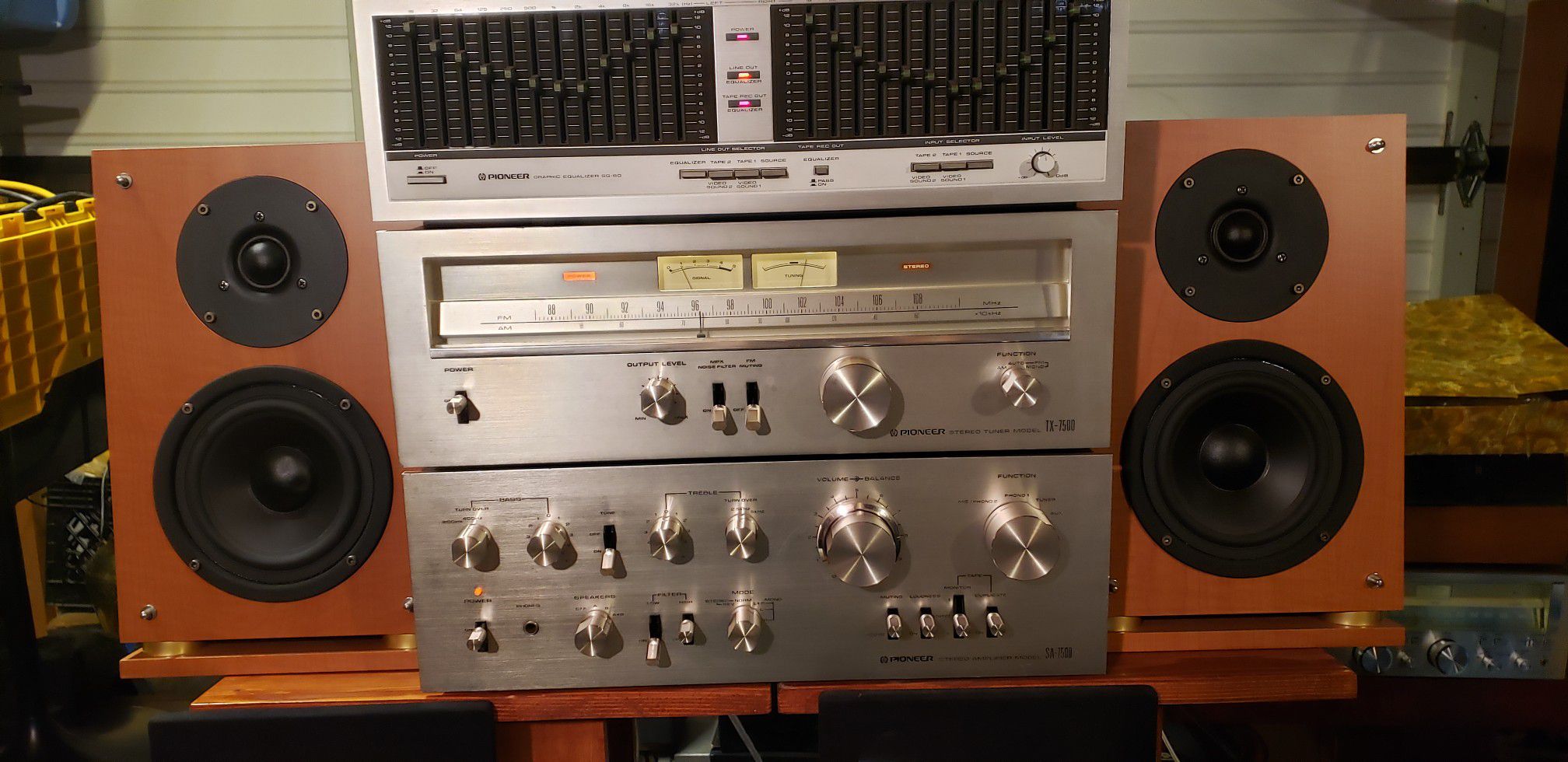 pioneer stereo receiver component and speakers.