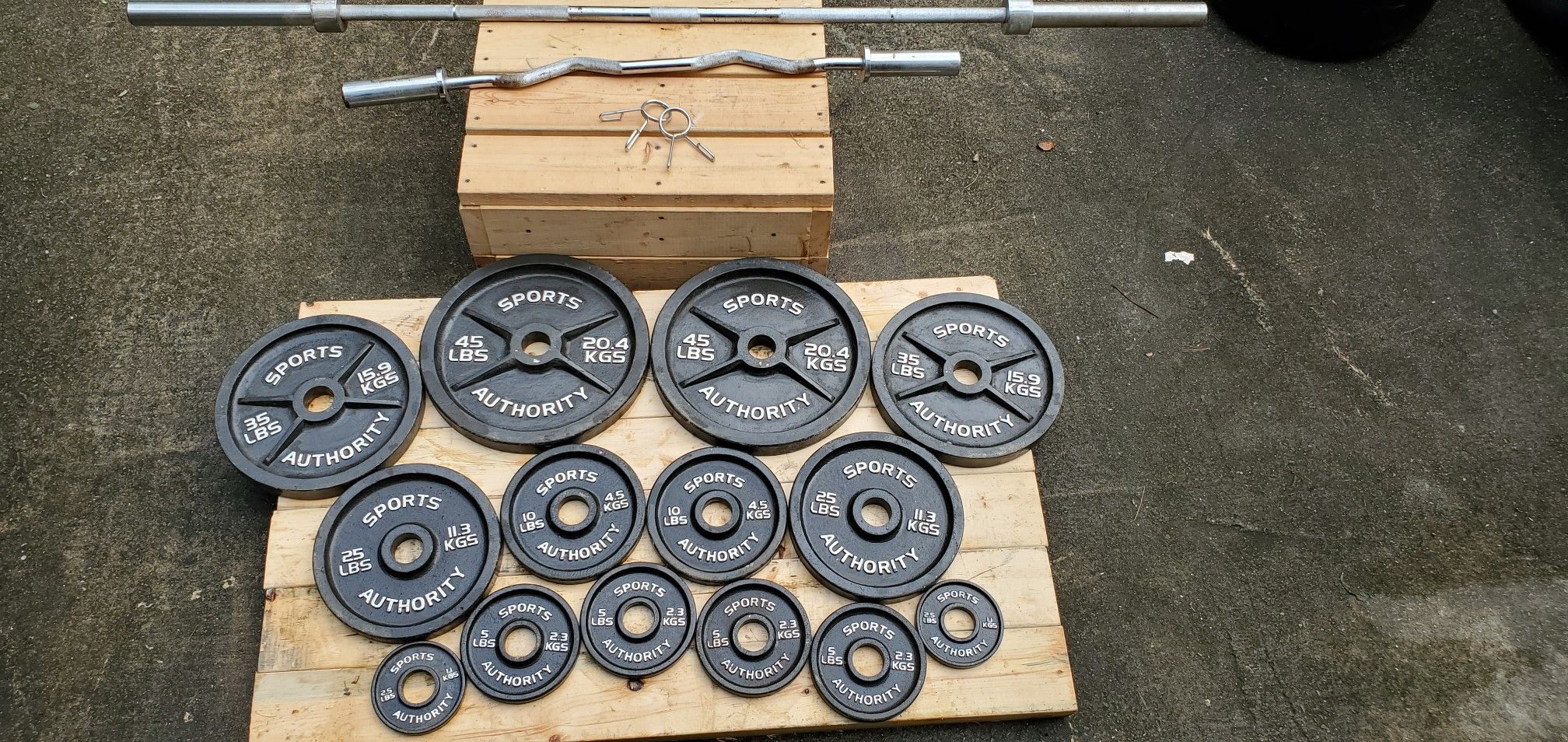 Olympic weight set 300lbs/barbell/ez curl bar