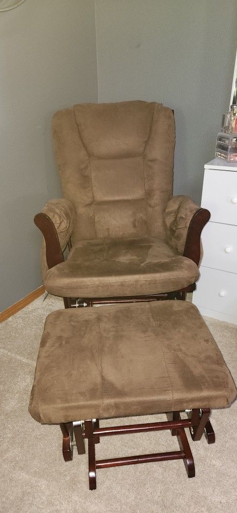 Nursery Rocking Chair W/Footrest