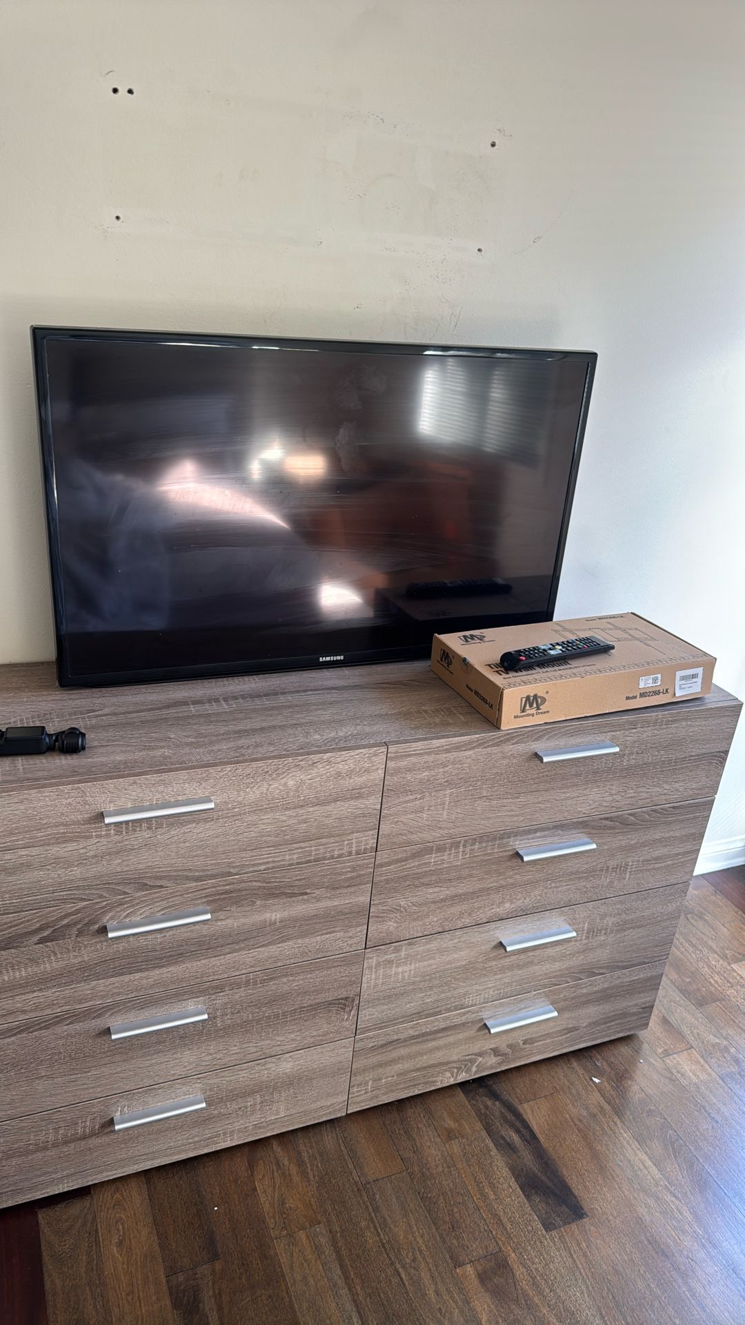 46” Samsung TV w/ Mount