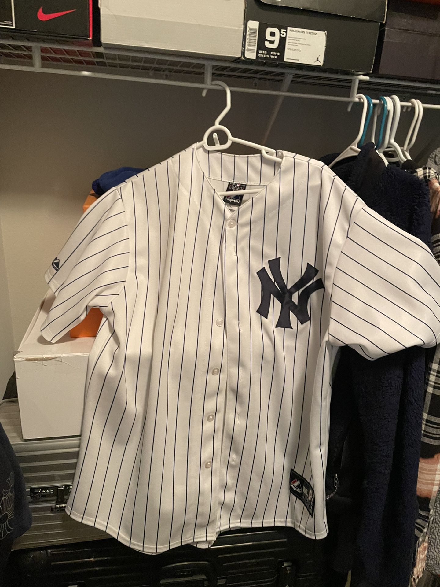 MAJESTIC New York Yankees JERSEY Pin Stripe MLB BASEBALL Mens SIZE L for  Sale in Rancho Cucamonga, CA - OfferUp