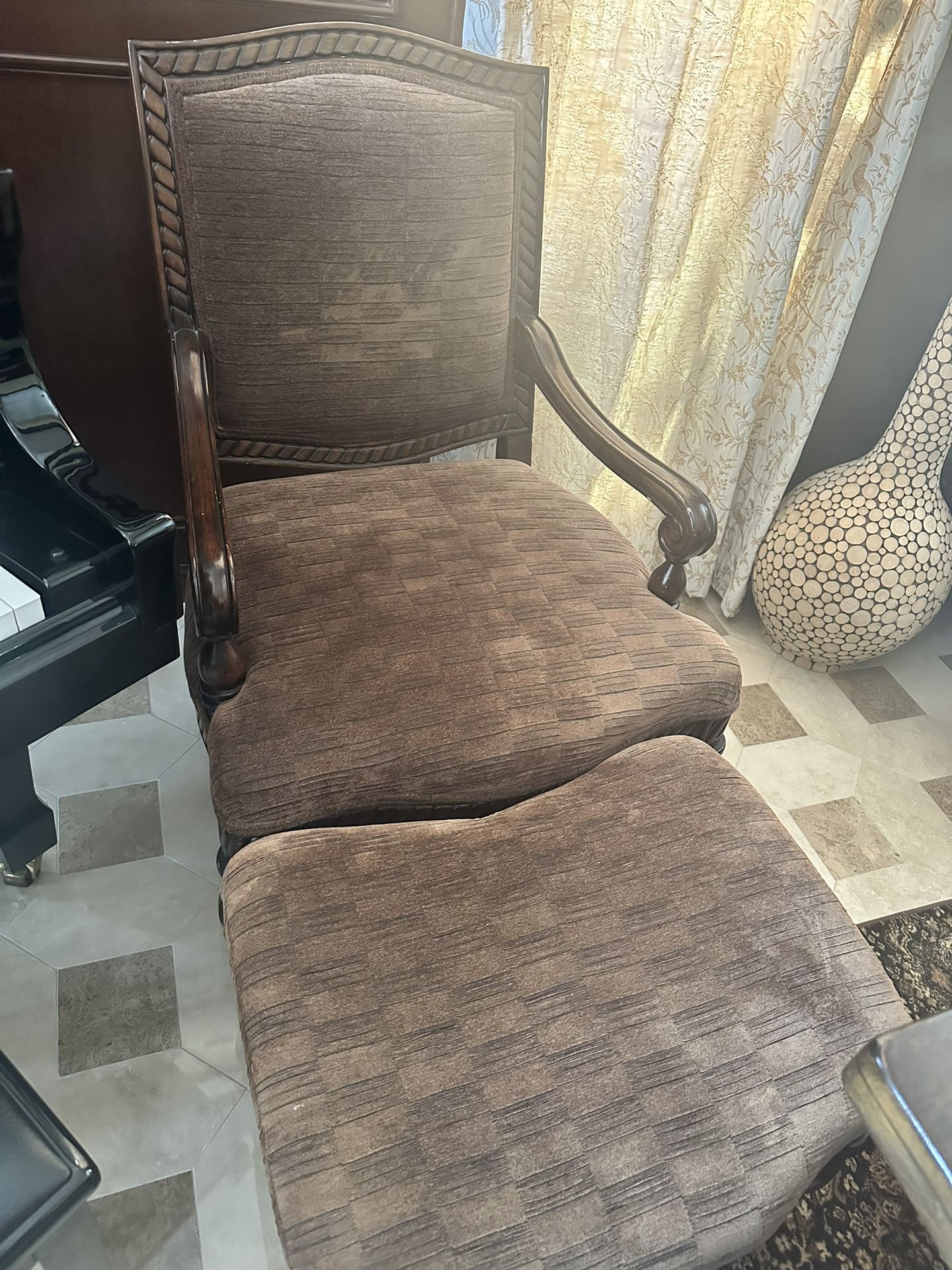 Arm chair With Ottoman