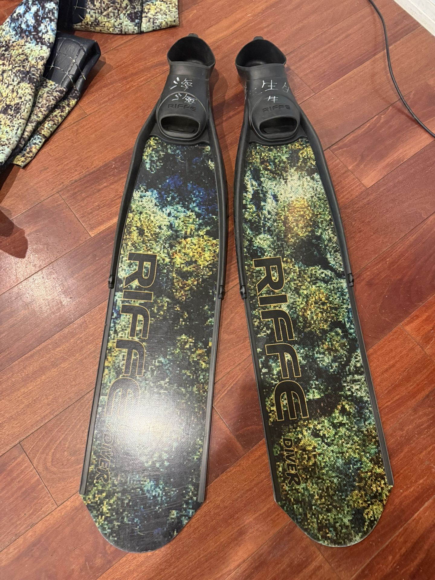 RIFFE BY DIVER DIGI-TEK carbon fiber fin, almost new, size US 8-9, medium 42-43, brand new 705, now on sale.